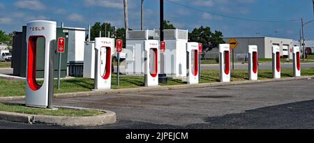 EMPORIA, KANSAS - 17 AGOSTO 2022 la stazione Tesla Supercharger più veloce del Kansas Foto Stock