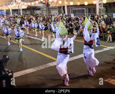 Tokushima, Giappone - 12 agosto 2022: Gli artisti ballano giù per strada al festival di Awaodori Foto Stock