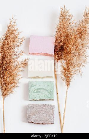 Saponette naturali organiche con estratti vegetali, saponi fatti a mano. Stile di vita sostenibile a zero sprechi Foto Stock