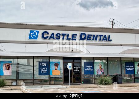 Houston, Texas USA 12-05-2021: Esterno dell'edificio del Castello Dental a Houston, Texas. Salute e benessere affari locali. Foto Stock