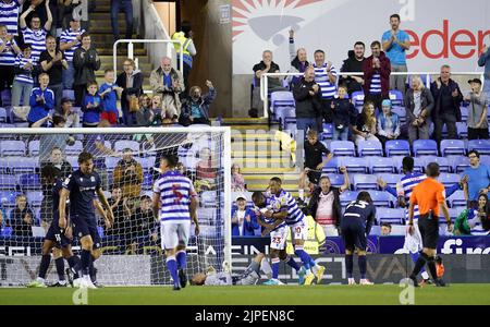 Il Reading’s Junior Hoilett (n.23) celebra il secondo gol della partita con i compagni di squadra durante la partita del campionato Sky Bet al Select Car Leasing Stadium di Reading. Data immagine: Mercoledì 17 agosto 2022. Foto Stock