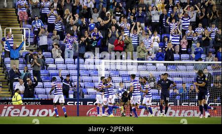 Il Reading’s Junior Hoilett (n.23) celebra il secondo gol della partita con i compagni di squadra durante la partita del campionato Sky Bet al Select Car Leasing Stadium di Reading. Data immagine: Mercoledì 17 agosto 2022. Foto Stock