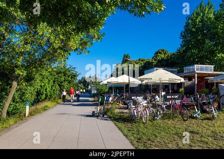 Passeggiata con bar e caffè lungo il fiume Vistola, Powisle, Varsavia, Polonia Foto Stock