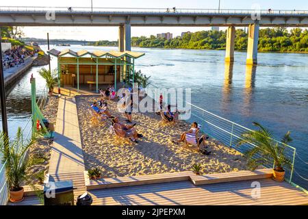 Chiatta galleggiante Kalima ormeggiata sulle rive del fiume Vistola, Powisle Varsavia, Polonia Foto Stock