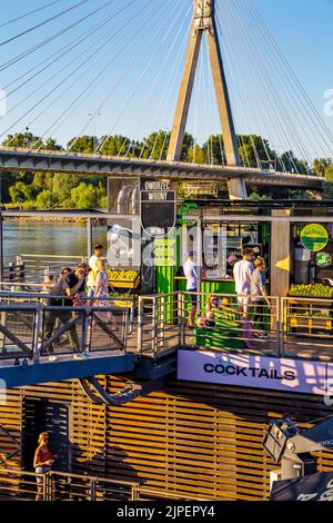 Bar galleggiante e club su una chiatta Dworzec Wodny sul fiume Vistola, Powisle, Varsavia, Polonia Foto Stock