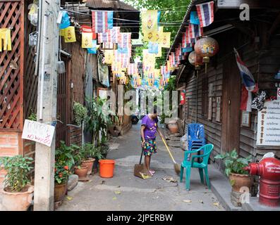 BANGKOK, THAILANDIA. 1 aprile 2016. Distretto di Phra Nakhon. Negozi e case vicino al Mahakan Fort Park. Case culturali colorate. Foto Stock