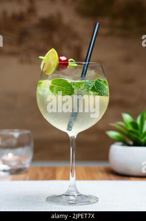 Cocktail Mojito fresco con lime e menta Foto Stock