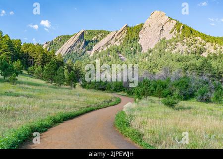 Vista delle vette del Flatiron nel Chautauqua Park a Boulder, Colorado Foto Stock