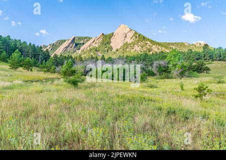 Vista delle vette del Flatiron nel Chautauqua Park a Boulder, Colorado Foto Stock