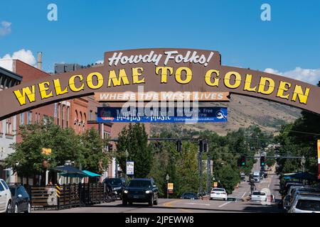 Golden, Colorado - 8 agosto 2022: Benvenuto al segno dorato lungo Washington Street in Colorado dorato Foto Stock