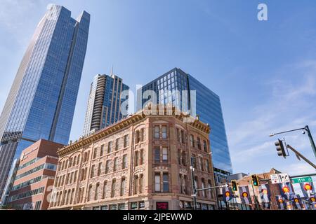 Denver, Colorado - 12 agosto 2022: Skyline di edifici nuovi e storici vicino a Larimer Square nel centro di Denver Foto Stock