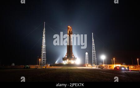 Cape Canaveral, Florida, Stati Uniti. 17th ago, 2022. Il razzo Space Launch System (SLS) della NASA con la navicella spaziale Orion a bordo è visto in cima al lanciatore mobile mentre si sposta sulla rampa al Launch Pad 39B al Kennedy Space Center della NASA in Florida. La missione Artemis i della NASA è il primo test integrato dei sistemi di esplorazione dello spazio profondo dell'agenzia: Il veicolo spaziale Orion, il razzo SLS e i sistemi di supporto a terra per il lancio dell'agosto 29. . Credit: ZUMA Press, Inc./Alamy Live News Foto Stock