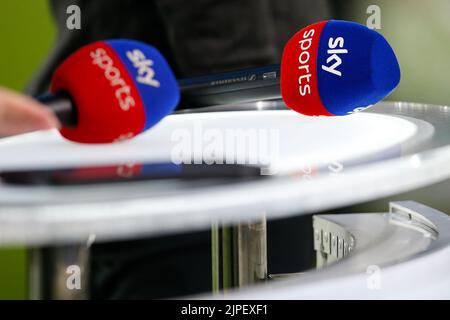 Sheffield, Regno Unito. 17th ago, 2022. Microfono con marchio Sky Sport a Sheffield, Regno Unito, il 8/17/2022. (Foto di ben Early/News Images/Sipa USA) Credit: Sipa USA/Alamy Live News Foto Stock