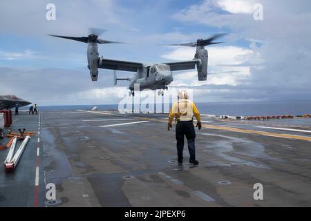 220817-N-XN177-2238 MARE DELLE FILIPPINE (AGO. 17, 2022) – un velivolo tiltrotor di Osprey MV-22 assegnato a Marine Medium Tiltrotor Squadron (VMM) 262 (rinforzato) atterra a bordo di un vettore d'assalto anfibio USS Tripoli (LHA 7), 17 agosto 2022. Tripoli opera nell'area delle operazioni della flotta 7th degli Stati Uniti per migliorare l'interoperabilità con alleati e partner e fungere da pronta forza di risposta per difendere la pace e mantenere la stabilità nella regione dell'Indo-Pacifico. (STATI UNITI Foto Navy di Mass Communication Specialist 1st Classe Peter Burghart) Foto Stock