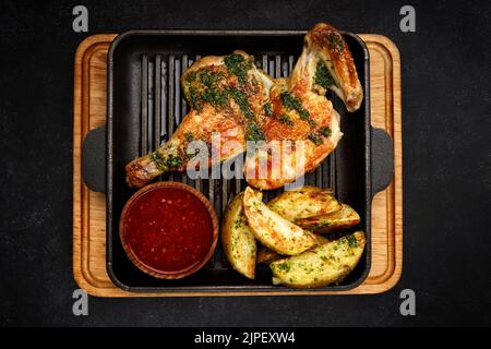 Mezzo pollo fritto con patate fritte e salsa al barbecue Foto Stock