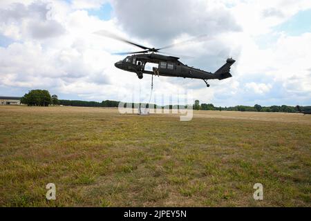 I soldati dell'esercito degli Stati Uniti assegnati alla Brigata dell'aviazione di combattimento 10th forniscono il supporto UH-60m Black Hawk alla 10th Mountain Light Fighters School a Fort Drum, NY 11 agosto 2022. Anche i soldati del CAB del 10th si sono qualificati per il badge Air Assault. (STATI UNITI Foto dell'esercito di Sgt. Michael Wilson) Foto Stock