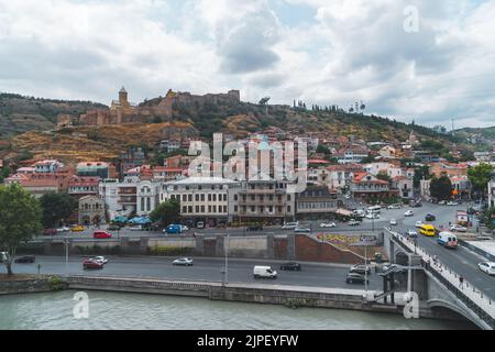 Tbilisi, Georgia - 09 agosto 2022: Vecchie case storiche a Tbilisi. Abanotubani. Viaggi Foto Stock