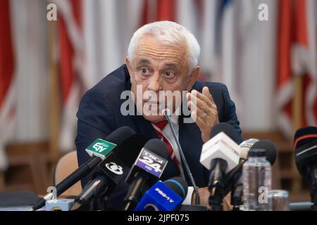 Bucarest, Romania - 04 agosto 2022: Petre Daea, ministro rumeno dell'Agricoltura e dello sviluppo rurale, interviene in una conferenza stampa al ministero Foto Stock