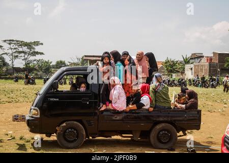 Rancaekek, Giava Occidentale, Indonesia. 17th ago, 2022. I residenti hanno partecipato a un carnevale che commemorava la giornata dell'indipendenza indonesiana a Rancaekek. Il carnevale per accogliere il 77th° giorno di indipendenza dell'indonesia è stato frequentato da residenti di vari villaggi. (Credit Image: © Algi Libri Sugita/ZUMA Press Wire) Foto Stock