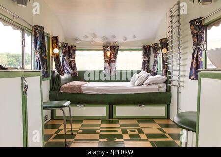 Camera interna al Bluebird Penthouse caravan, High Bickington, North Devon, Inghilterra, Regno Unito. Foto Stock