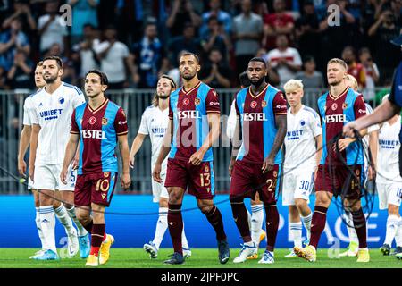 Copenaghen, Danimarca. 16th, agosto 2022. Abdulkadir Omur (10), Vitor Hugo (13) e Stefano Denswil (24) di Trabzonspor entrano in campo per la partita di qualificazione della UEFA Champions League tra il FC Copenhagen e Trabzonspor al Parken di Copenaghen. (Photo credit: Gonzales Photo - Dejan Obretkovic). Foto Stock