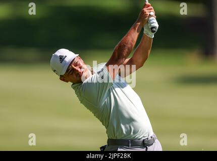 13 agosto 2022: Xander Schauffele ha colpito un colpo di ferro durante il terzo round del torneo di golf FedEx St. Jude Championship al TPC Southwind di Memphis, Tennessee. Terreno grigio Siegel/Cal Sport Foto Stock