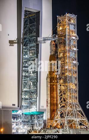 STATI UNITI. 16th ago, 2022. Il sistema di lancio spaziale della NASA si trova presso il Vehicle Assembly Building presso il Kennedy Space Center dell'agenzia in Florida il 16 agosto 2022, prima della missione inaugurale di Artemis i in orbita lunare. (Foto di Alex G Perez/AGPfoto/Sipa USA) Credit: Sipa USA/Alamy Live News Foto Stock