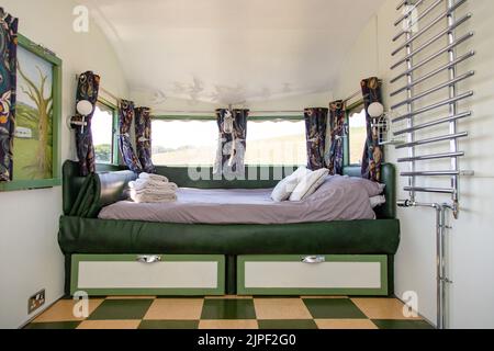 Interno del Bluebird Penthouse caravan in alto Bickington, Devon, Inghilterra, Regno Unito. Foto Stock