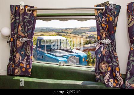 Interno del Bluebird Penthouse caravan in alto Bickington, Devon, Inghilterra, Regno Unito. Foto Stock