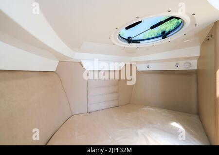 Posti letto interni su motor yacht privato Foto Stock