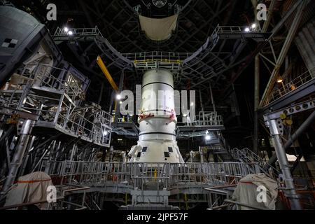 Kennedy Space Center, Florida, Stati Uniti. 23rd Nov 2020. I segmenti di poppa dello Space Launch System Booster a razzo solido per la missione Artemis i si sposta dall'alto vano 4 all'interno del VAB per impilare sul lanciatore mobile all'interno dell'alto vano 3. Artemis i è la prima di una serie di missioni sempre più complesse che consentiranno l'esplorazione umana della Luna e di Marte. Il primo lancio di SLS del 2012 sulla luna con Be Unmanned. Nel 2024 la NASA prevede di inviare la prima donna sulla luna. Credit: NASA/ZUMA Press Wire Service/ZUMAPRESS.com/Alamy Live News Foto Stock