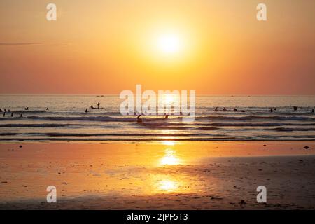 Tramonto sulla spiaggia di Polzeath. Cornovaglia Inghilterra Foto Stock