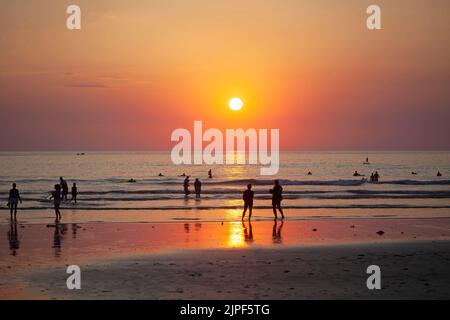 Tramonto sulla spiaggia di Polzeath. Cornovaglia Inghilterra Foto Stock