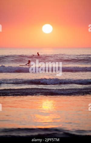 Tramonto sulla spiaggia di Polzeath. Cornovaglia Inghilterra Foto Stock