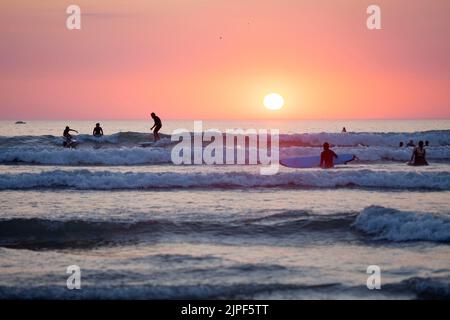 Tramonto sulla spiaggia di Polzeath. Cornovaglia Inghilterra Foto Stock