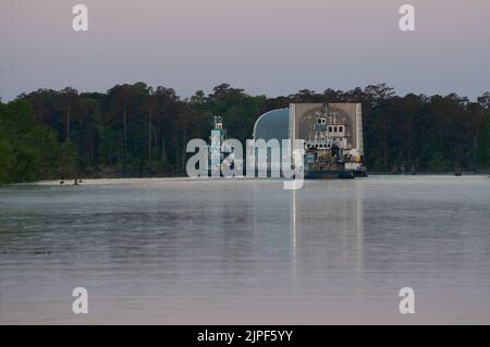 Kennedy Space Center, Florida, Stati Uniti. 22nd Apr, 2021. Il primo stadio centrale del razzo Space Launch System (SLS) della NASA parte dallo Stennis Space Center vicino a Bay St. Louis, Mississippi, dopo il completamento della serie di test del Green Run sul suo progetto e sui suoi sistemi. Il palcoscenico ora è in rotta per il Kennedy Space Center dell'agenzia in Florida, la sua tappa finale prima del lancio della missione Artemis i intorno alla Luna da parte della NASA. A Kennedy, il core stage sarà integrato con il resto del razzo SLS e della navicella spaziale Orion in preparazione al lancio. Attraverso il programma Artemis, la NASA restituirà gli esseri umani, Foto Stock