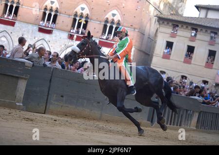I fantini si sfidano alla storica corsa di cavalli Palio di Siena 2022 il 17 agosto 2022 a Siena Foto Stock