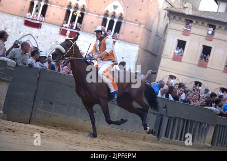 Palio di Siena, Leocorno vince. Trionfo di Tittia. Il jockey Giovanni Atzeni detto Tittìa arrivò alla sua quarta vittoria. Agosto 17, 2022 Foto Stock