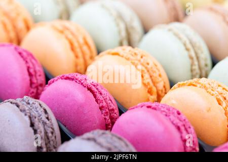 Primo piano di macaron francesi colorati. Nella confezione. Foto Stock