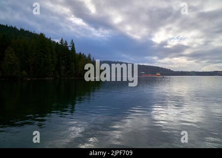 Serbatoio dell'olio di ingresso Burrard. Una petroliera ancorata a Burrard Inlet. Vancouver, British Columbia, Canada. Foto Stock