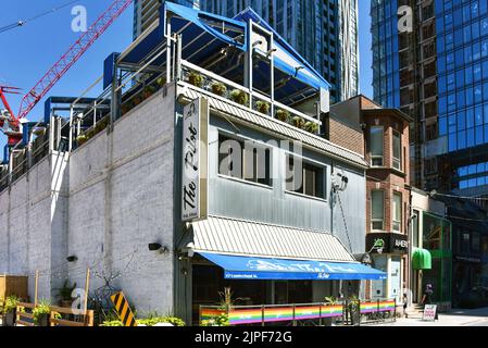 Toronto, Canada - 12 agosto 2022: Il pilota è una taverna popolare con un patio sul tetto in Yorkville, una zona attualmente vedendo i lavori di costruzione molto Foto Stock