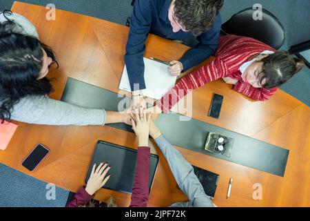 Uomini d'affari che mostrano il lavoro di squadra e ne danno cinque in ufficio. Concetti di lavoro di squadra. Foto Stock