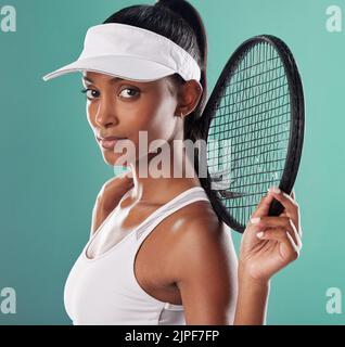 Donna tennista, atleta e sportivo determinata e motivata. Ritratto di una ragazza competitiva, sana e seria con empowerment femminile e. Foto Stock