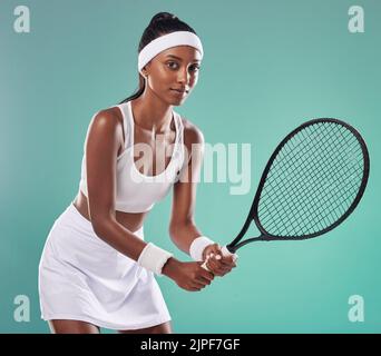 Sport donna, tennis e ritratto di atleta che gioca una partita in campo. Persona attiva, in forma e motivata che indossa abbigliamento sportivo professionale. Femmina Foto Stock