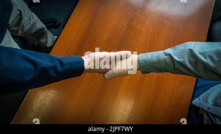 Scatto dall'alto di due uomini che scuotono le mani. Concetto di trattativa, accordo Foto Stock