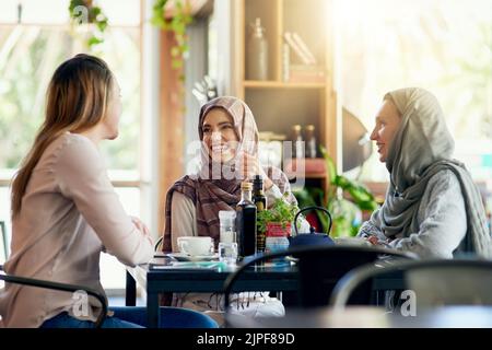 Il menu di oggi buoni amici e bei momenti. Un gruppo di donne che chiacchiera con il caffè in un bar. Foto Stock