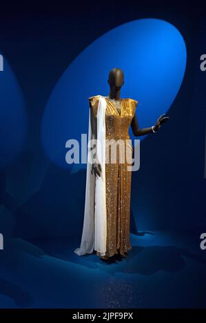 Manichino con costume indossato da Lena Horne nel film Stormy Weather (1943) in mostra alla mostra 'Regeneration: Black Cinema' dell'Accademia Mu Foto Stock