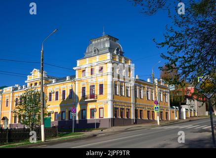 Cheboksary, Russia, 13.05.2022. Via Konstantin Ivanov nel centro storico. L'antico edificio della farmacia in stile eclettico del XIX secolo Foto Stock