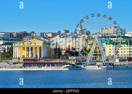 Cheboksary, Russia, 13.05.2022. Capitale della Repubblica di Chuvash. Argine di Volga Bay nel centro storico della città Foto Stock