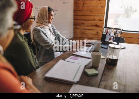 Diverse imprenditrici che partecipano a un incontro on-line con i loro colleghi di affari. Gruppo di donne d'affari multiculturali che hanno un video conferenc Foto Stock